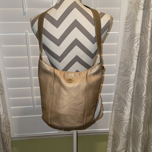 The Sak Gold Leather Shoulder Bag - Picture 3 of 14